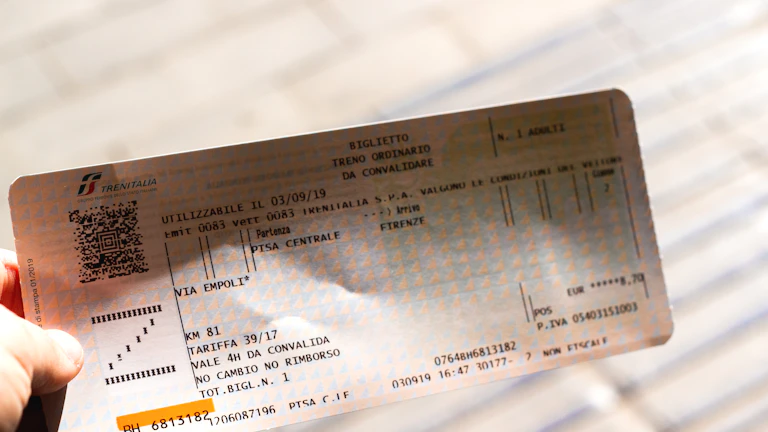 CS 문의가 자동 분류되어 티켓 생성과 SLA 에스컬레이션으로 이어지는 워크플로