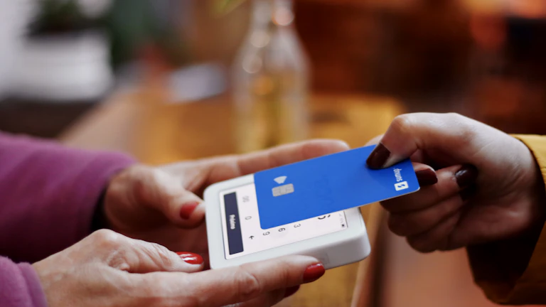 LLM으로 인보이스 필드 추출하는 예시 화면