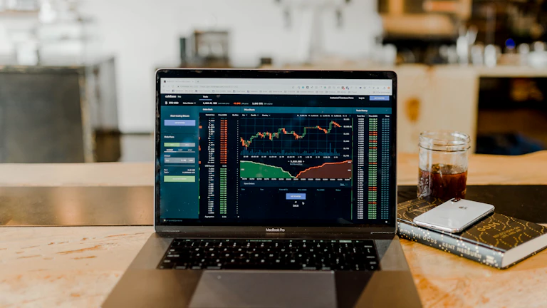 RAG 시스템의 모니터링 대시보드 예시: 검색정확도·응답지연·오류율