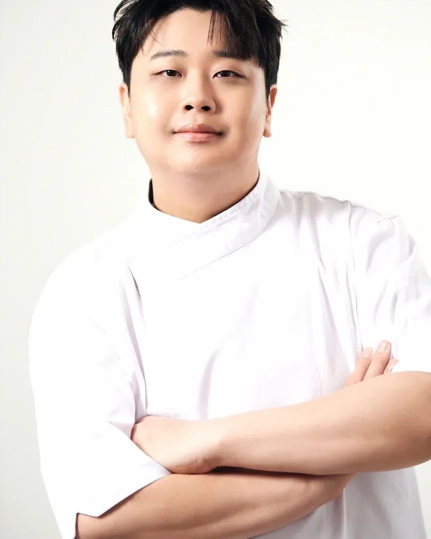 골목 안쪽 2층 비스트로 외관 느낌을 떠올리기 좋은 이미지