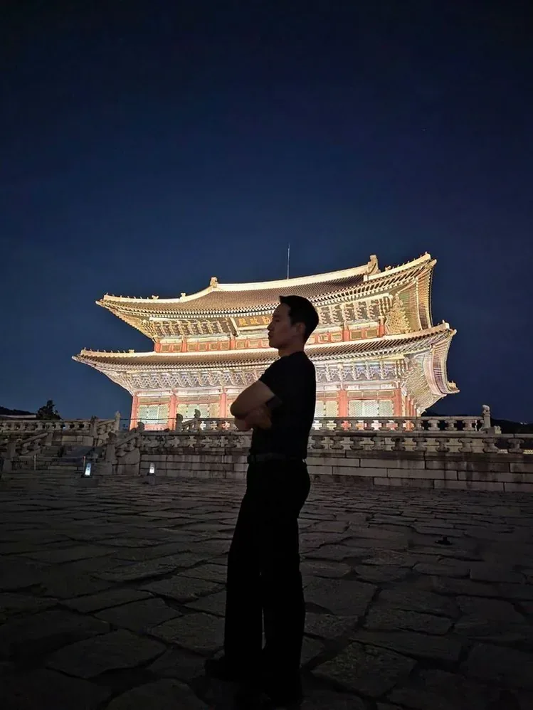 한복 입고 경복궁 야간개장 즐기는 모습