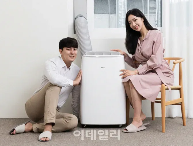 창문형 에어컨 설치 전 꼭 확인할 5가지 3 창문형 에어컨 설치 전 창문 구조를 살피는 장면